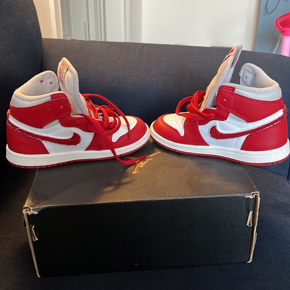 Jordan 1 High OG sold ❤️❤️❤️❤️❤️❤️ - Picture 3 of 6